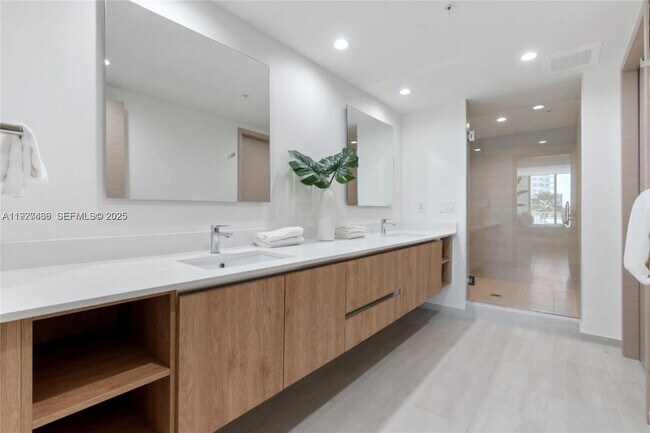 Building Photo - 10281 W Bay Harbor Dr