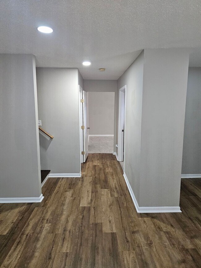 Building Photo - 1737 Moses Ave