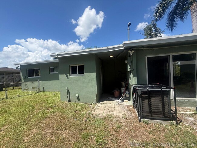 Building Photo - 630 E Dayton Cir