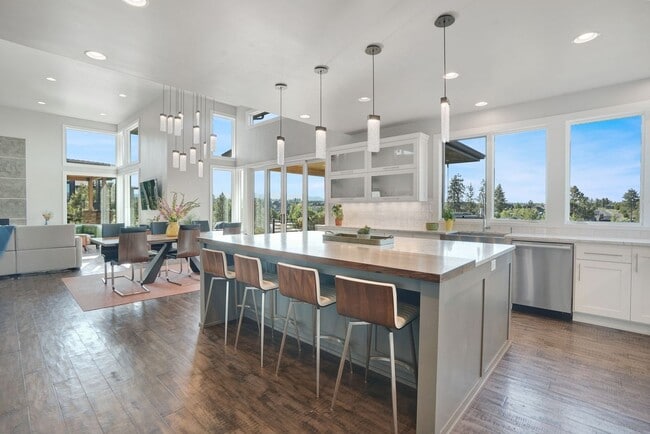 Building Photo - Beautiful home in the gated community of Tetherow