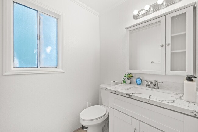 Building Photo - 734 Claraday St