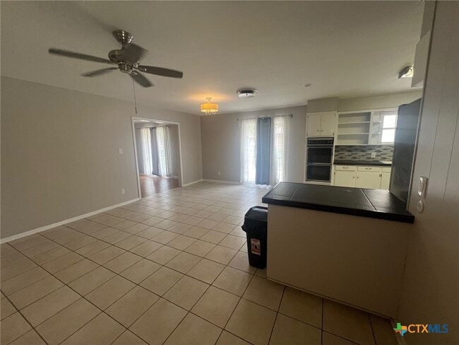 Building Photo - 943 S Pecan Ave