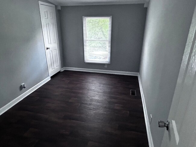 Building Photo - Large modular home four bedroom in Mt. Jul...