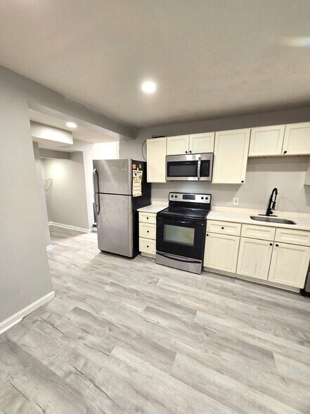 Building Photo - 457 Admiral St