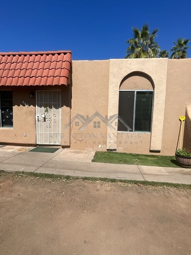 Building Photo - 448 N Lesueur