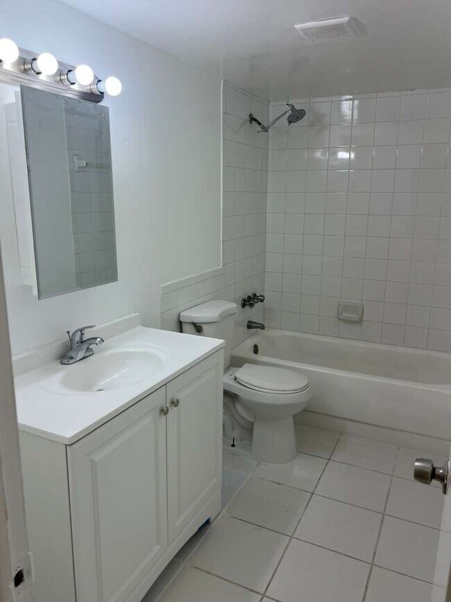 Building Photo - 15225 NE 6th Ave