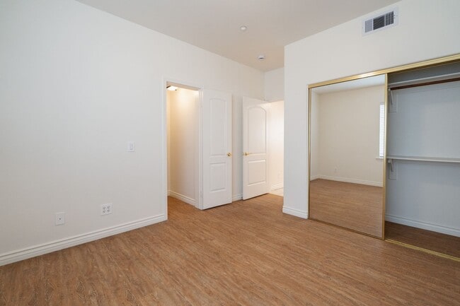 Building Photo - 2 WEEKS OFF SPECIAL..BEAUTIFUL 4 BED 3 BATH UNIT!!!!!