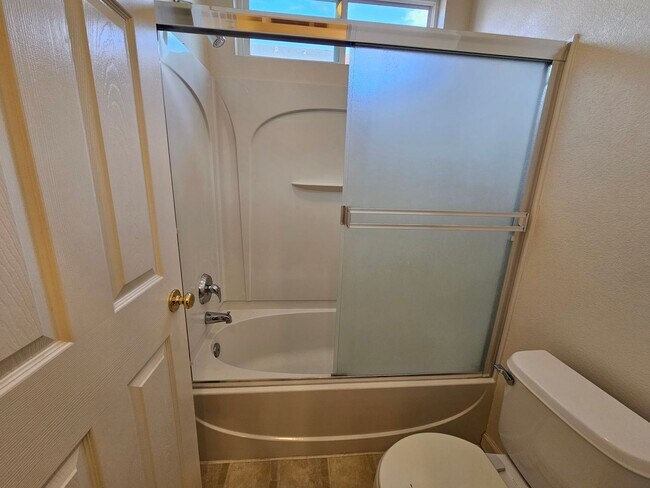 Building Photo - Single story home in Sylvan School District!