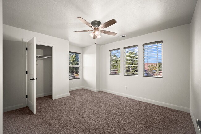 Building Photo - "Spacious 5-Bed Oasis with 3 Baths in Washington, UT – 3,171 Sq Ft of Comfort!"