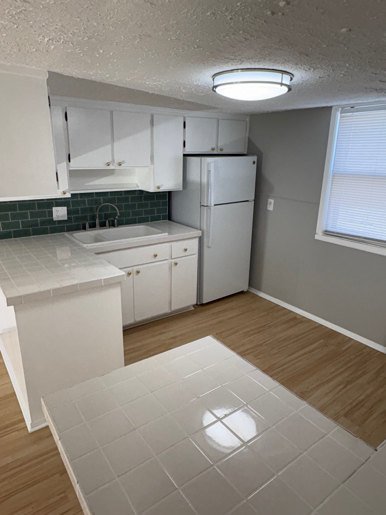 Building Photo - 403 E Saratoga St