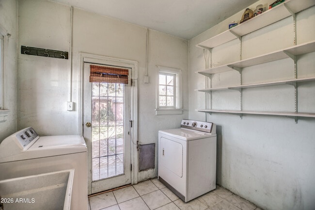 Building Photo - 384 E Windsor Ave