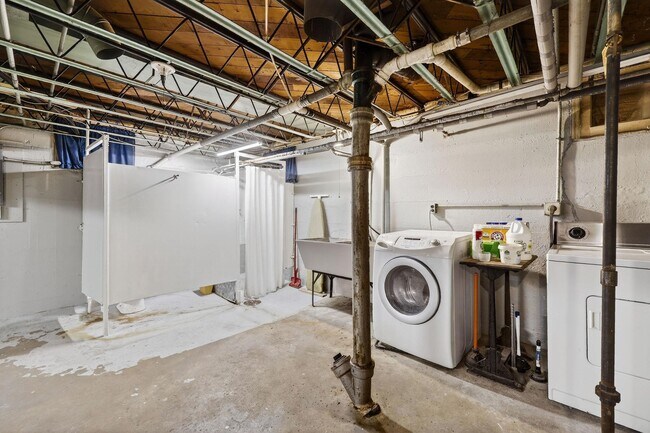 Building Photo - 514 W Lakeside St