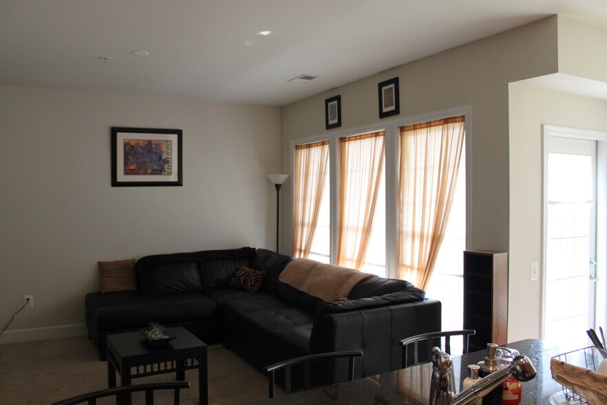 family room - 14752 Potomac Branch Dr