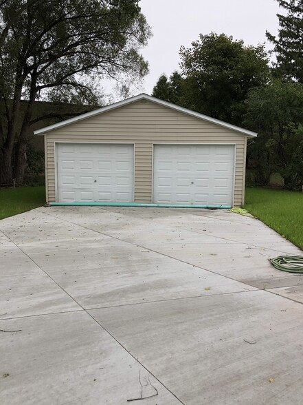 right side of garage goes with this unit - 234 Coolidge St