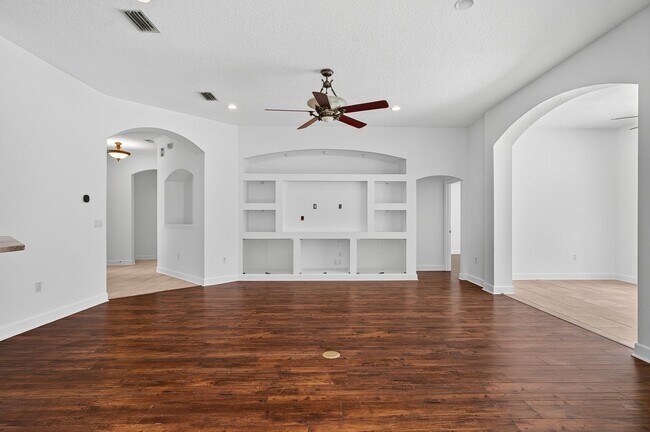 Building Photo - Gated Community!