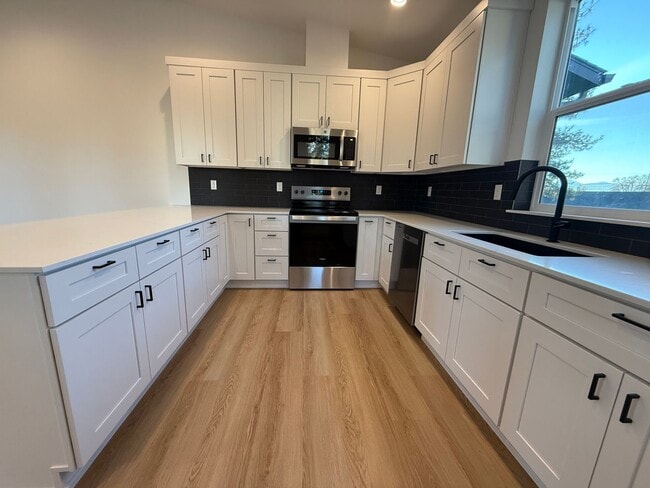 Building Photo - Brand New Modern 2 Bed/ 1 Bath Triplex - Larkspur