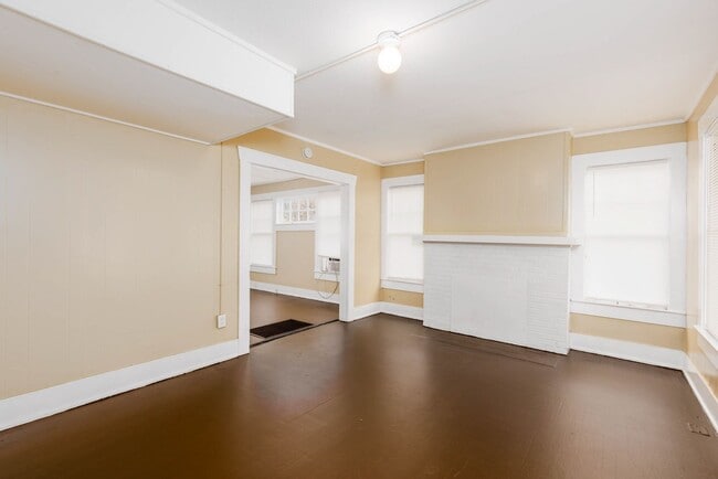 Building Photo - 4 Bedroom in West End