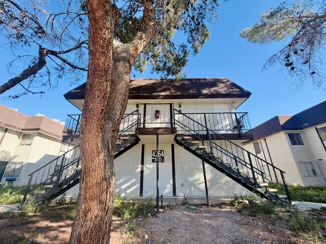 Building Photo - Super central 2 bedroom condo with tile & laminate flooring and in unit laundry! Home is very con...