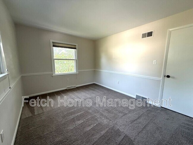 Building Photo - 417 Surrey Dr