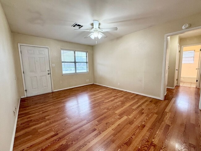 Building Photo - Cute Home w/Great Yard!