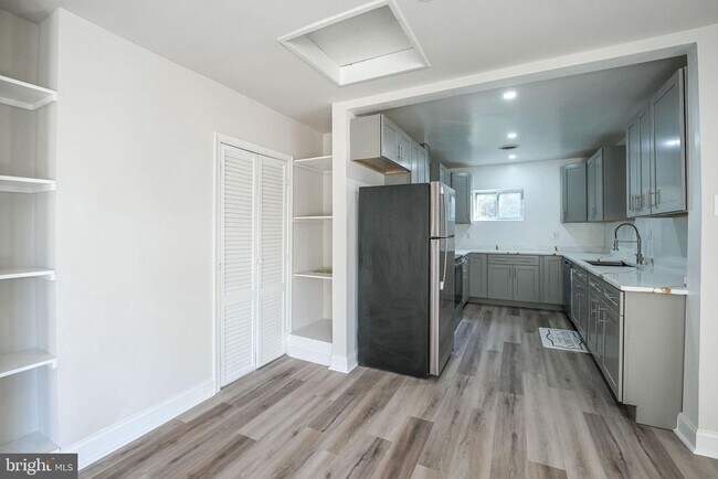 Building Photo - 8665 Center Rd