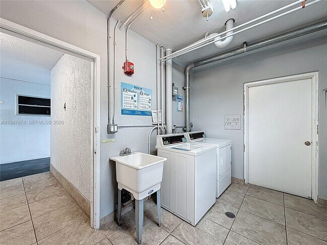 Building Photo - 1000 NE 14th Ave