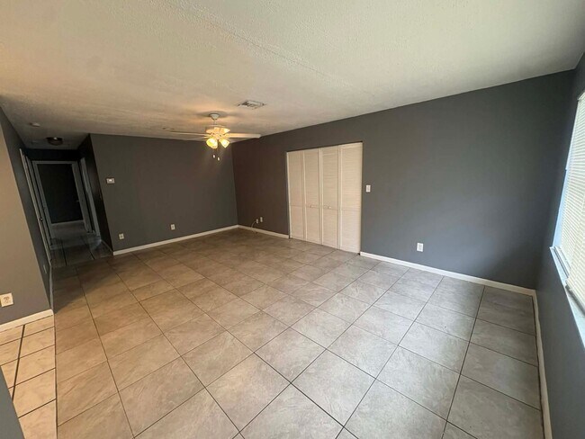 Building Photo - 4 bedroom Single-Family Home Available for Move-In NOW