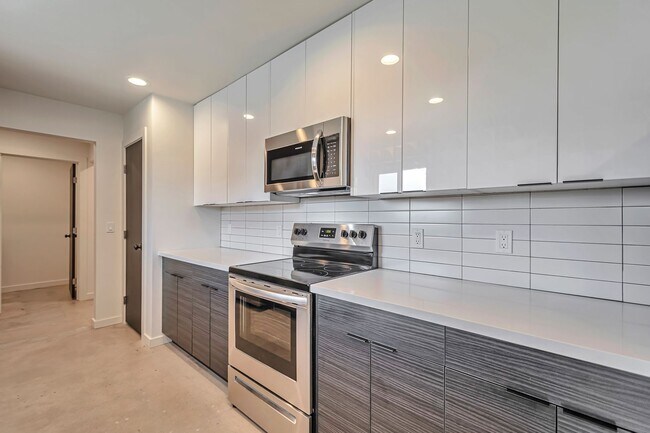 Building Photo - 6-Bedroom, 3-Bath Tempe Home with Pool, Bar & Prime Location