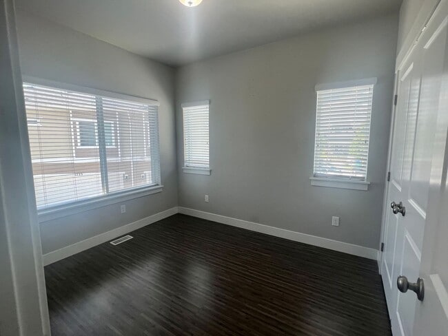 Building Photo - Beautiful Santorini Village Townhome Now Available in South Jordan