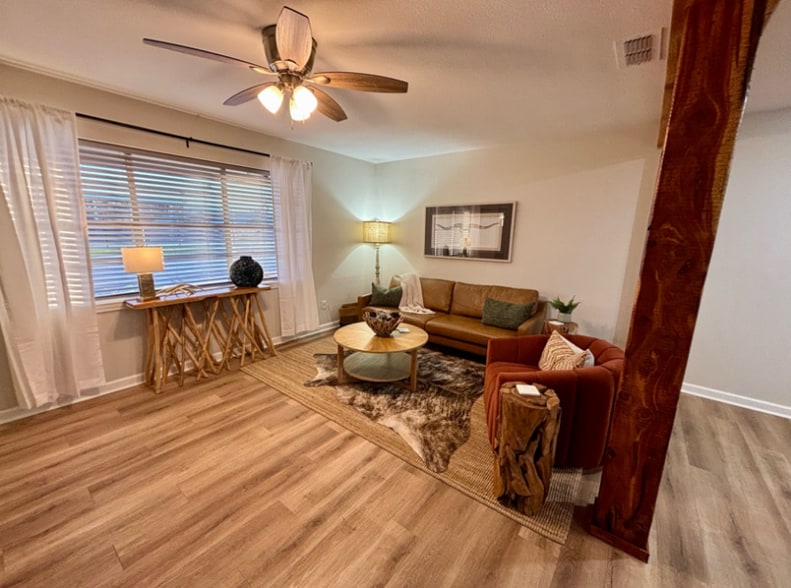 Building Photo - 1528 E Devine St