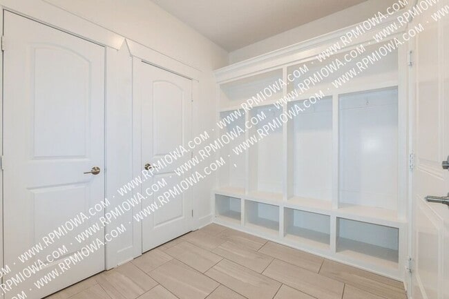 Building Photo - 1408 NW Spruce Dr