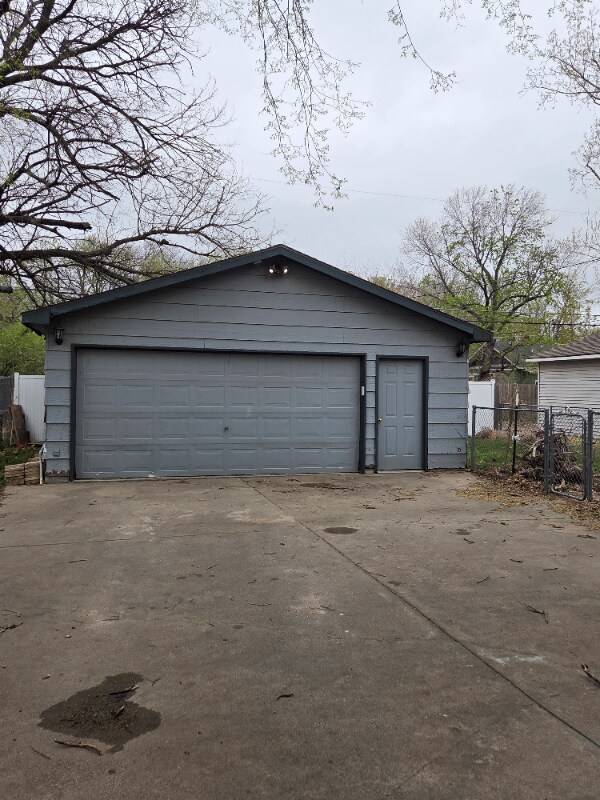 Building Photo - 1039 N Woodrow Ave
