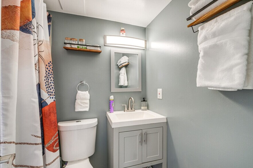 Building Photo - 450a Condon Terrace SE