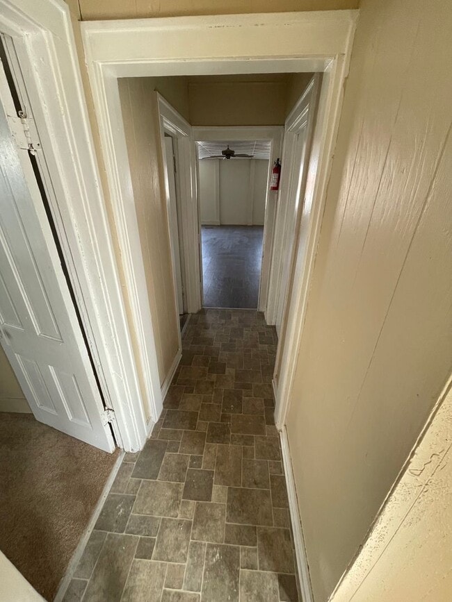 Building Photo - HUGE 4 Bedroom Apartment