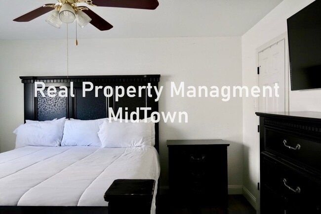 Building Photo - Charming Home Centrally Located in the DFW