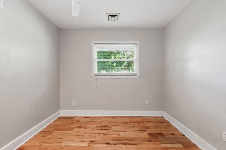 Building Photo - 3127 N Riverside Dr