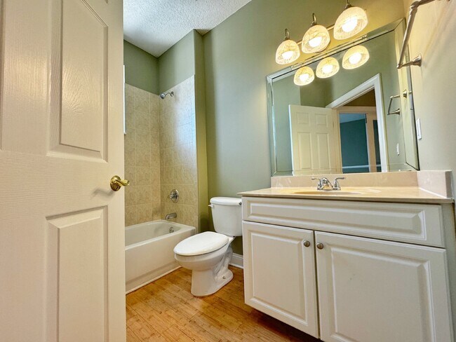 Building Photo - Spacious two-story island townhome in gate...