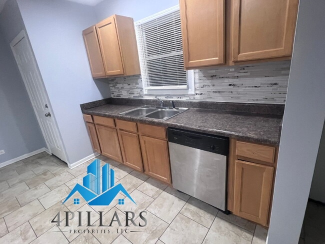 Building Photo - 403 Kenwood St