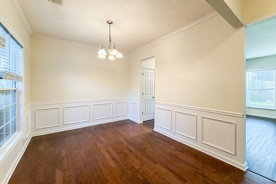 Building Photo - 815 Forsythia Way