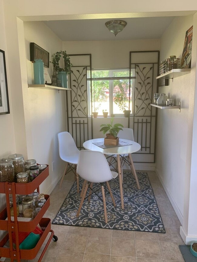 Building Photo - Cute one story rental in snohomish