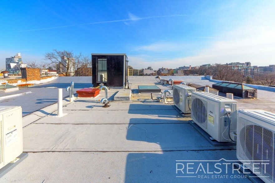 Building Photo - Stunning Penthouse 3 bed 3 Bath with Private Roof & WD in unit and more!