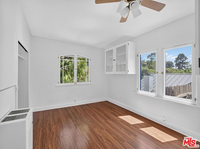 Building Photo - 2565 Glen Green St
