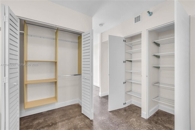 Building Photo - 20515 E Country Club Dr