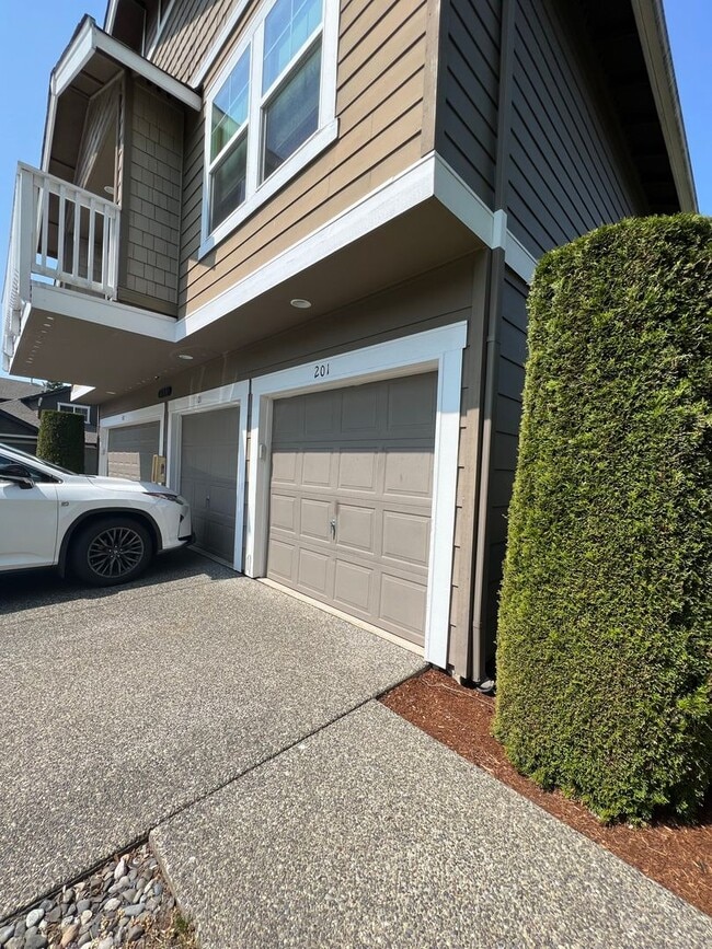 Building Photo - 2 Bedroom 1.75 Bathroom Condo in North Bellingham