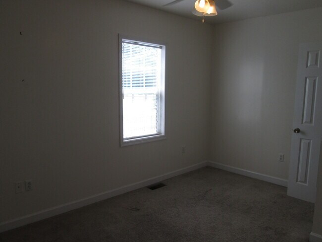 Building Photo - Carver/VCU area. 3 bedrooms, 1.5 bathrooms...