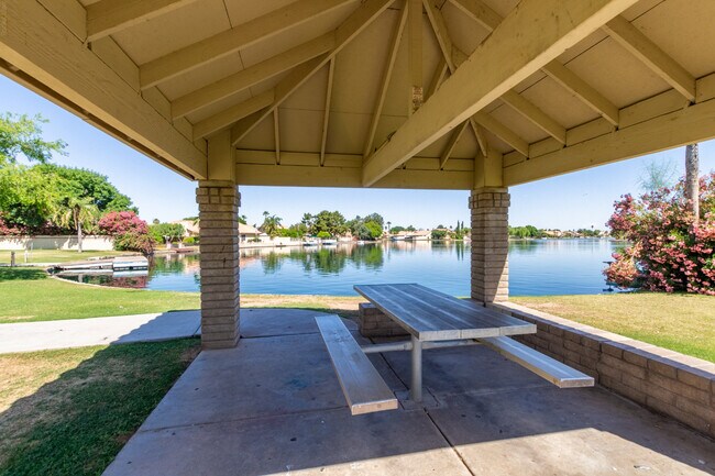 Building Photo - 3103 N Meadow Ln