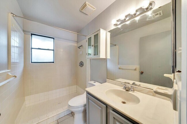 Building Photo - 1130 Bois D'Arc St