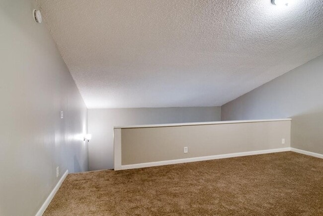 Building Photo - Awesome 1.5-bath condo in Bellevue featuring a private patio overlooking expansive green space.