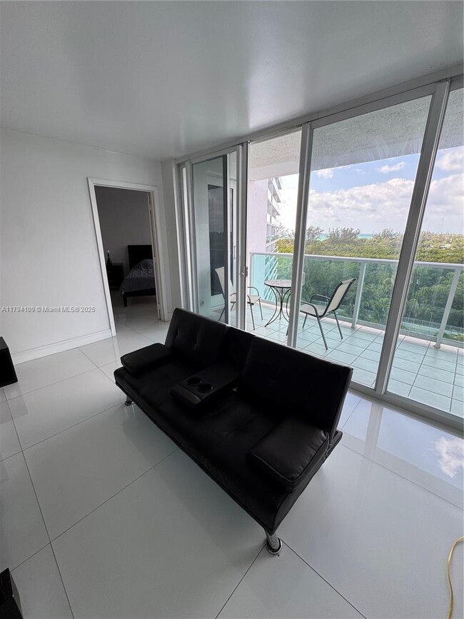 Building Photo - 100 Bayview Dr