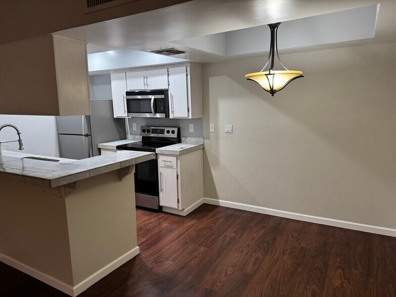 Dining room - 4444 E Paradise Village Pky N